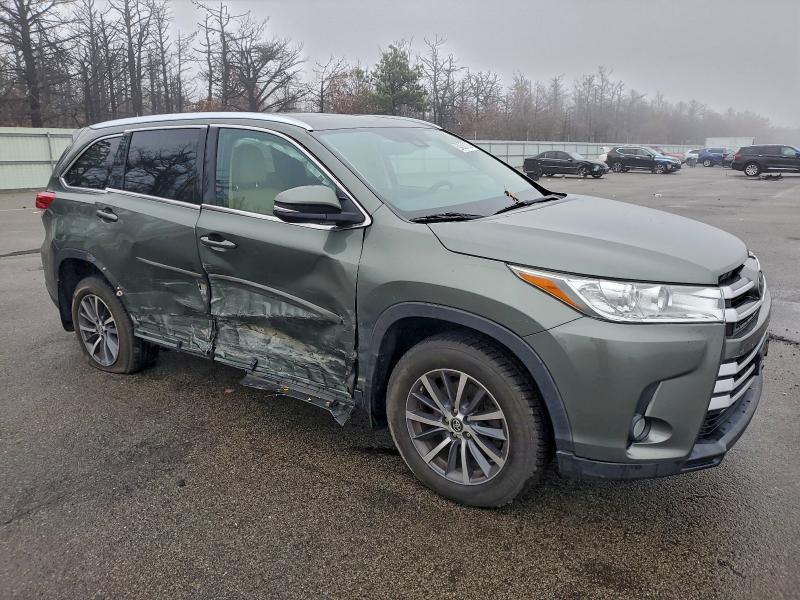 Photo 4 from auction – 2017 TOYOTA HIGHLANDER with VIN 5TDJZRFH2HS393553
