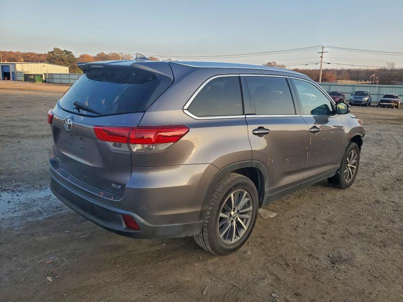 Photo 3 from auction – 2019 TOYOTA HIGHLANDER with VIN 5TDKZRFH1KS313042