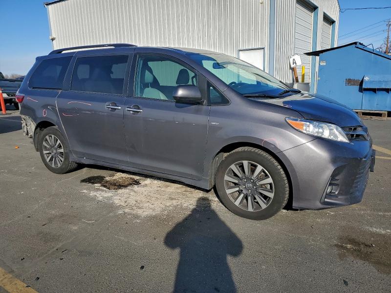Photo 4 from auction – 2018 TOYOTA SIENNA XLE with VIN 5TDDZ3DC9JS209779