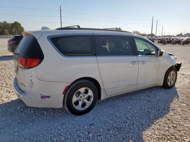 Photo 3 from auction – 2017 CHRYSLER PACIFICA E with VIN 2C4RC1L74HR765372