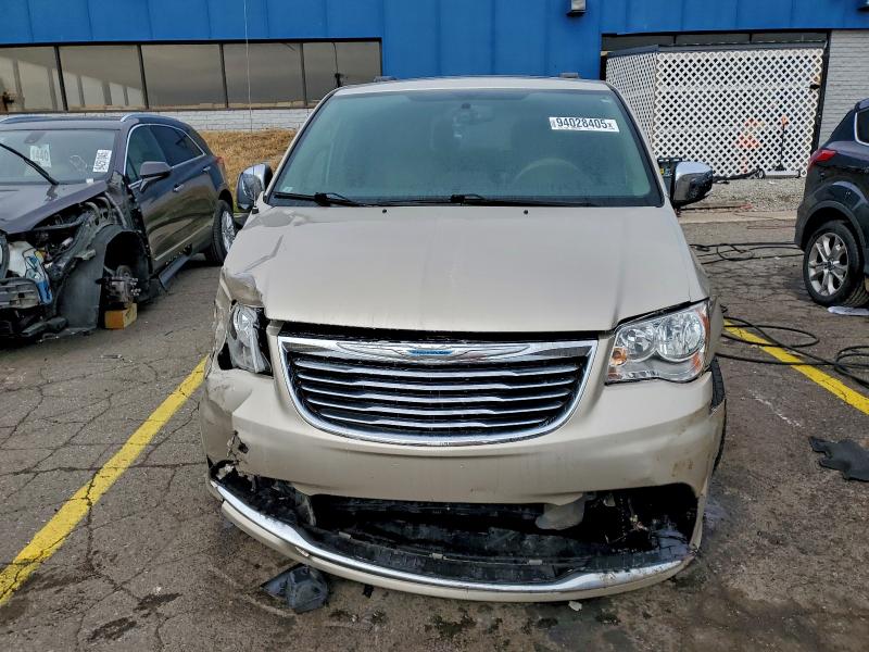 Photo 5 from auction – 2016 CHRYSLER TOWN & COU with VIN 2C4RC1CG5GR127873