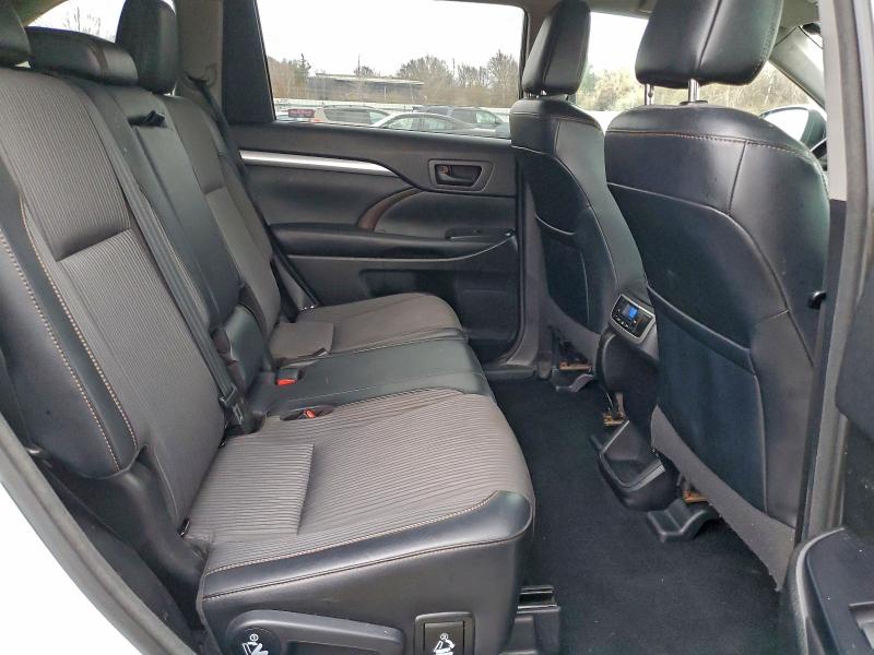 Photo 11 from auction – 2018 TOYOTA HIGHLANDER with VIN 5TDBZRFH1JS850542