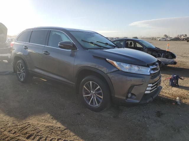 Photo 4 from auction – 2017 TOYOTA HIGHLANDER with VIN 5TDJZRFH9HS377169