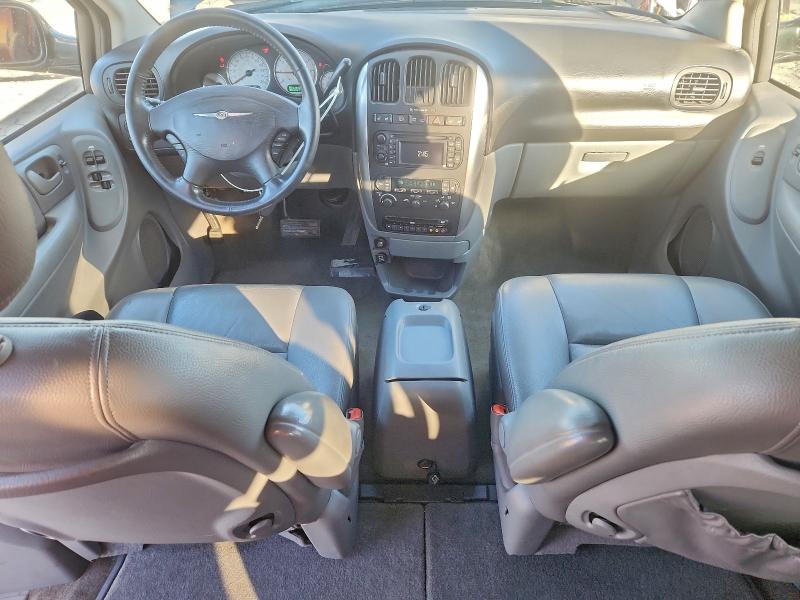 Photo 8 from auction – 2005 CHRYSLER TOWN & COU with VIN 2C4GP54L15R208252