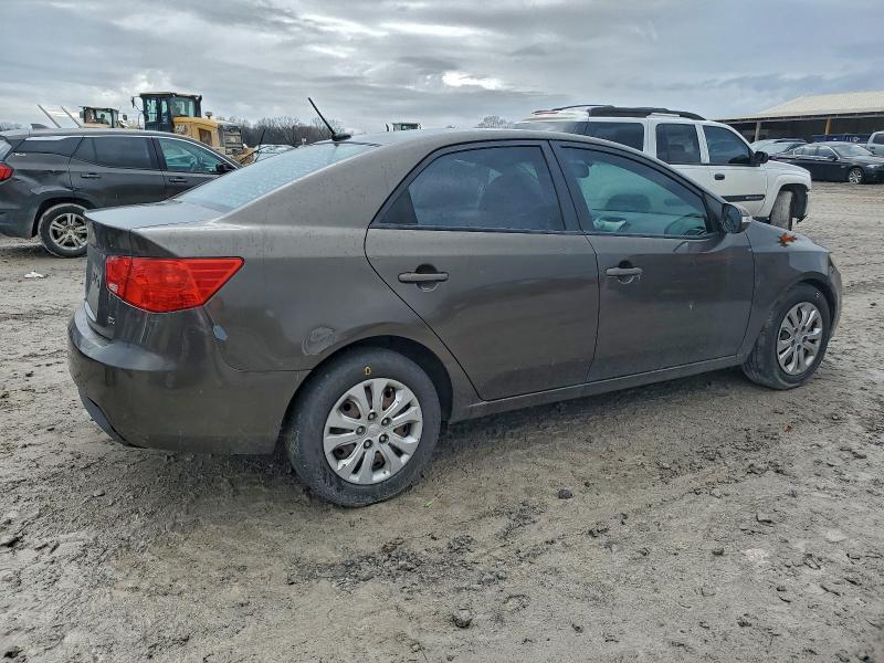Photo 3 from auction – 2010 KIA FORTE EX with VIN KNAFU4A23A5850972