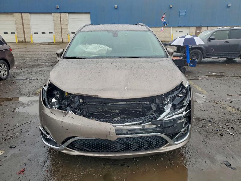 Photo 5 from auction – 2017 CHRYSLER PACIFICA T with VIN 2C4RC1BG7HR608145