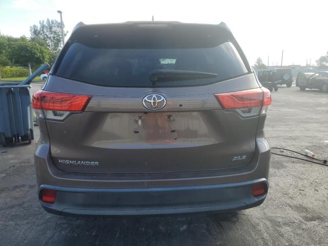 Photo 6 from auction – 2018 TOYOTA HIGHLANDER with VIN 5TDKZRFH4JS247889