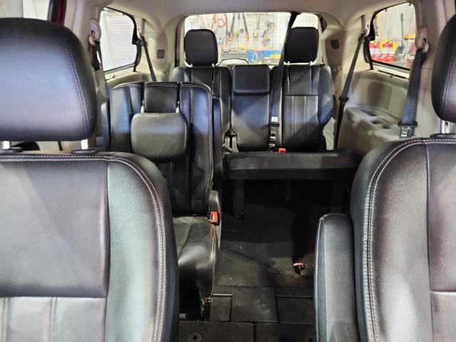 Photo 10 from auction – 2015 CHRYSLER TOWN & COU with VIN 2C4RC1BG6FR562255