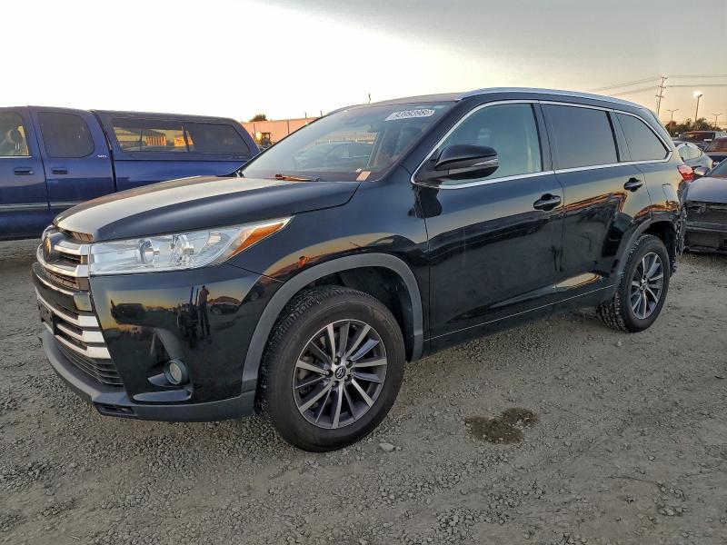 TOYOTA HIGHLANDER 2018 with VIN 5TDKZRFH9JS547721 - Photo from auction