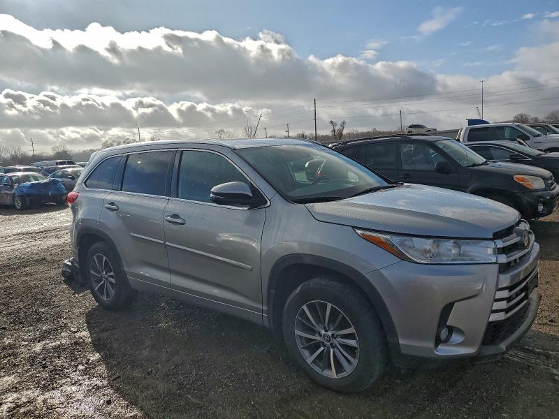 Photo 4 from auction – 2018 TOYOTA HIGHLANDER with VIN 5TDJZRFHXJS806678