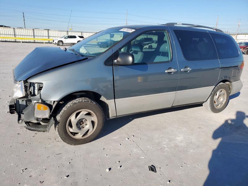 TOYOTA SIENNA LE 2000 with VIN 4T3ZF13C5YU178625 - Photo from auction