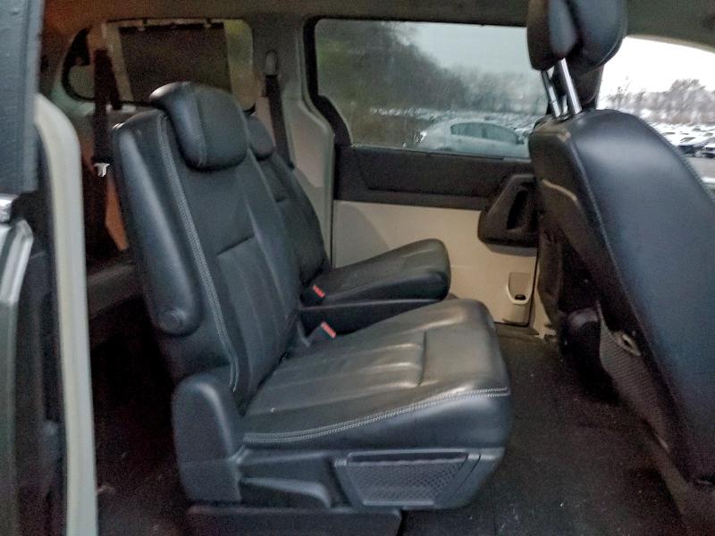 Photo 10 from auction – 2010 CHRYSLER TOWN & COU with VIN 2A4RR8DX1AR381748