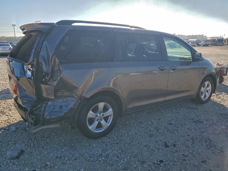 Photo 3 from auction – 2015 TOYOTA SIENNA LE with VIN 5TDKK3DC2FS583492