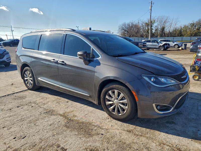 Photo 4 from auction – 2017 CHRYSLER PACIFICA T with VIN 2C4RC1BG1HR720634