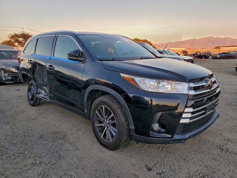 Foto 4 de la subasta – 2018 TOYOTA HIGHLANDER con VIN 5TDKZRFH9JS547721