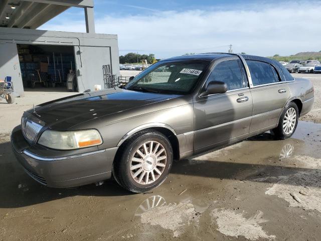 LINCOLN TOWN CAR E 2004 with VIN 1LNHM81W54Y627725 - Photo from auction