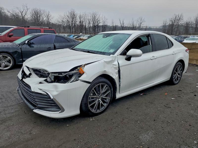 TOYOTA CAMRY XLE 2022 with VIN 4T1F31AK3NU599530 - Photo from auction