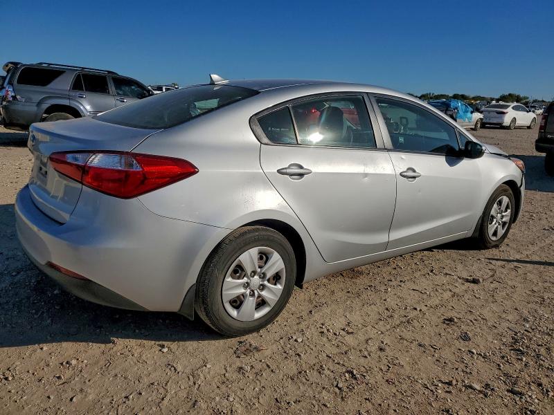 Foto 3 de la subasta – 2016 KIA FORTE LX con VIN KNAFX4A67G5500473