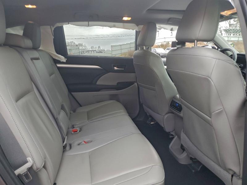 Photo 11 from auction – 2019 TOYOTA HIGHLANDER with VIN 5TDKZRFH4KS357942