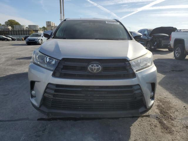 Photo 5 from auction – 2018 TOYOTA HIGHLANDER with VIN 5TDKZRFH4JS535167