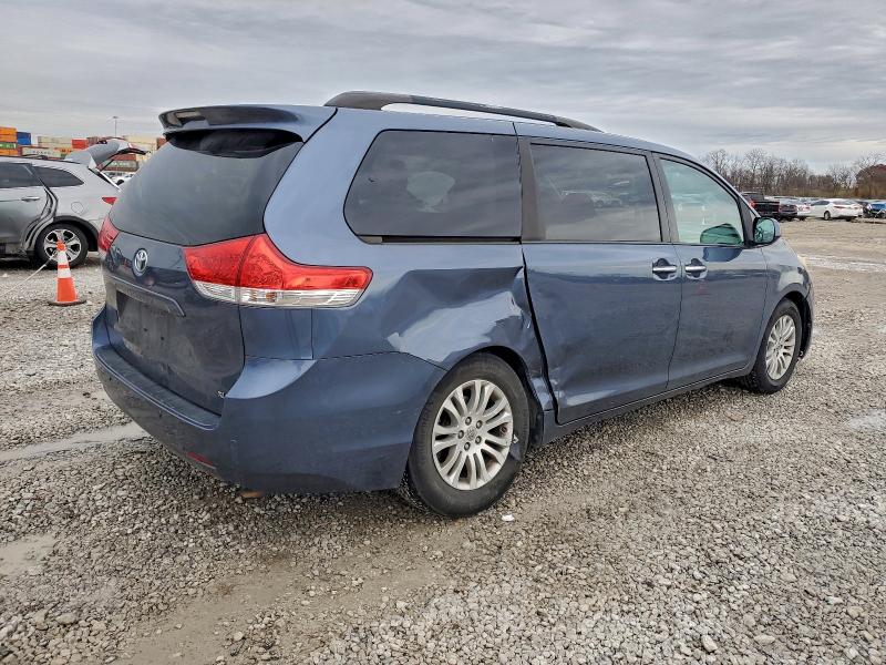 Photo 3 from auction – 2013 TOYOTA SIENNA XLE with VIN 5TDYK3DC1DS336522