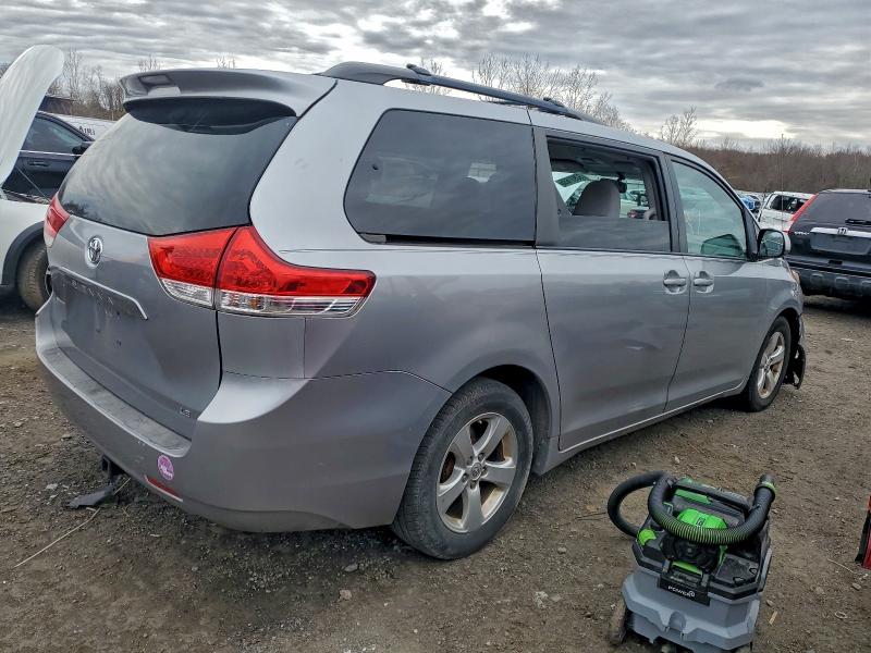 Photo 3 from auction – 2014 TOYOTA SIENNA LE with VIN 5TDKK3DC7ES487842