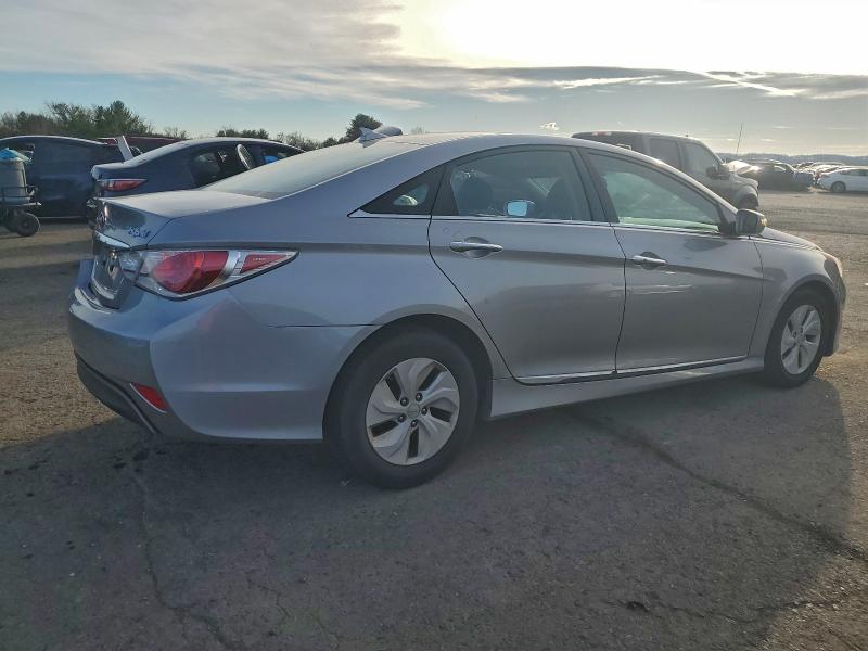 Photo 3 from auction – 2015 HYUNDAI SONATA HYB with VIN KMHEC4A42FA139261