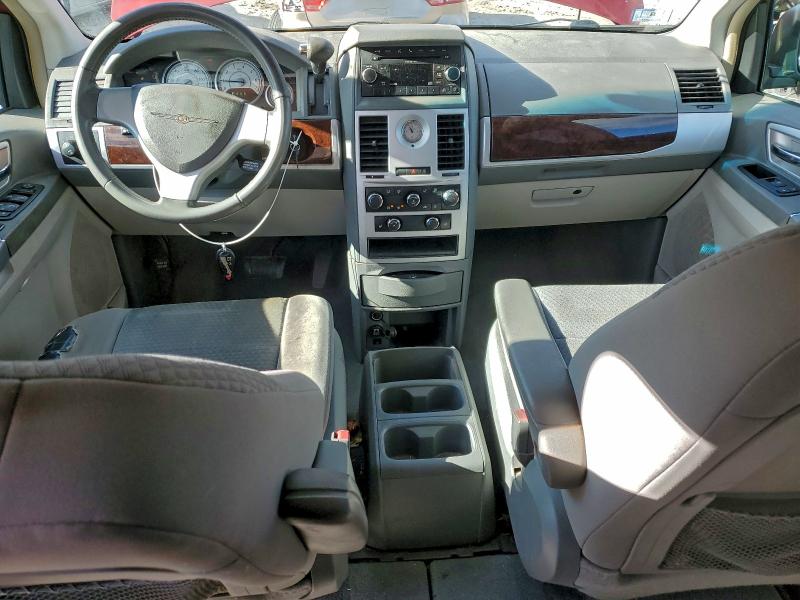 Photo 8 from auction – 2010 CHRYSLER TOWN & COU with VIN 2A4RR5D15AR358001