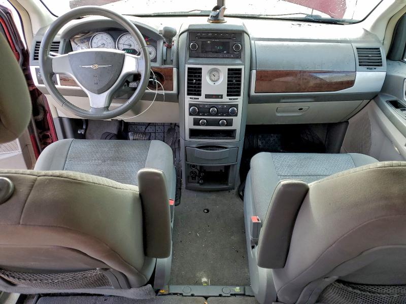 Photo 8 from auction – 2010 CHRYSLER TOWN & COU with VIN 2A4RR5D1XAR492115