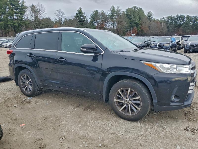 Photo 4 from auction – 2018 TOYOTA HIGHLANDER with VIN 5TDJZRFH5JS811478