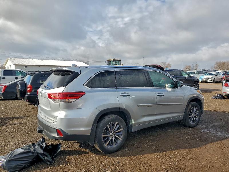 Photo 3 from auction – 2018 TOYOTA HIGHLANDER with VIN 5TDJZRFHXJS806678