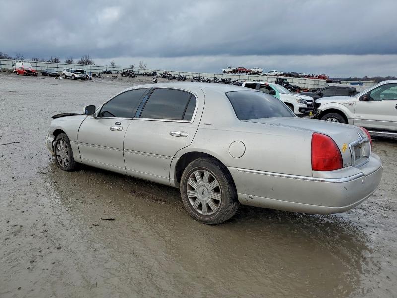 Photo 2 from auction – 2004 LINCOLN TOWN CAR with VIN 1LNHM83W34Y609768