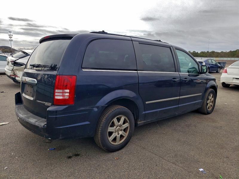 Photo 3 from auction – 2010 CHRYSLER TOWN & COU with VIN 2A4RR8D16AR423939