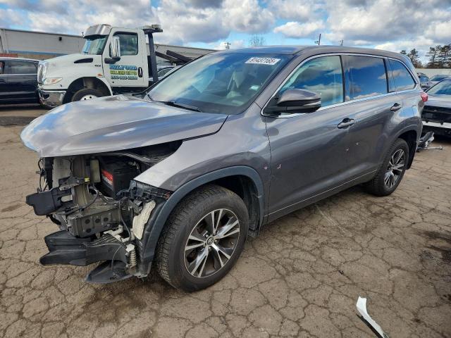TOYOTA HIGHLANDER 2018 with VIN 5TDBZRFH5JS902075 - Photo from auction