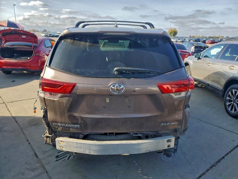 Photo 6 from auction – 2018 TOYOTA HIGHLANDER with VIN 5TDJZRFH7JS834583