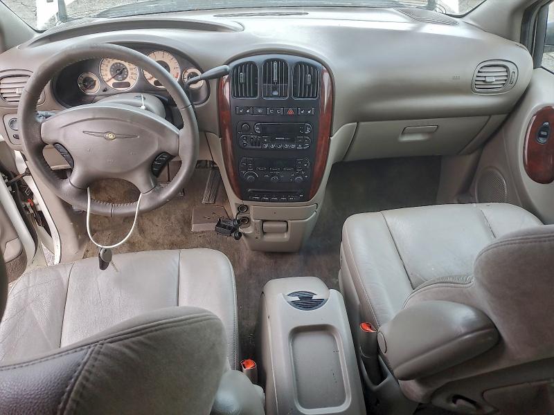 Photo 8 from auction – 2002 CHRYSLER TOWN & COU with VIN 2C8GP64L22R767602