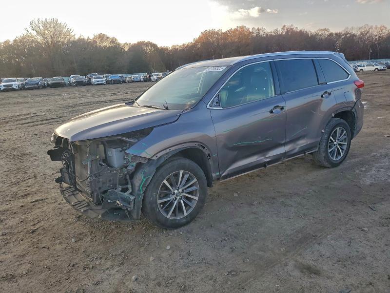 TOYOTA HIGHLANDER 2019 with VIN 5TDKZRFH1KS313042 - Photo from auction