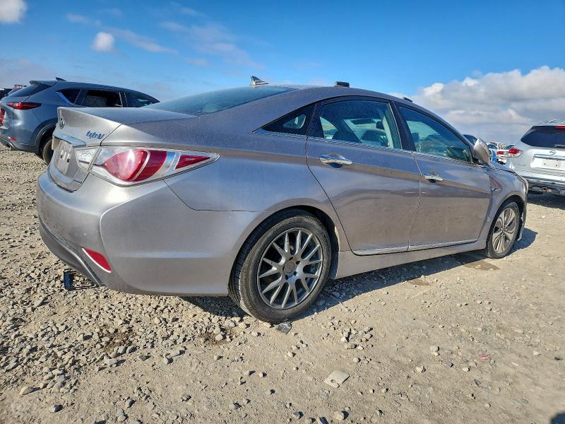 Photo 3 from auction – 2014 HYUNDAI SONATA with VIN KMHEC4A40EA102854
