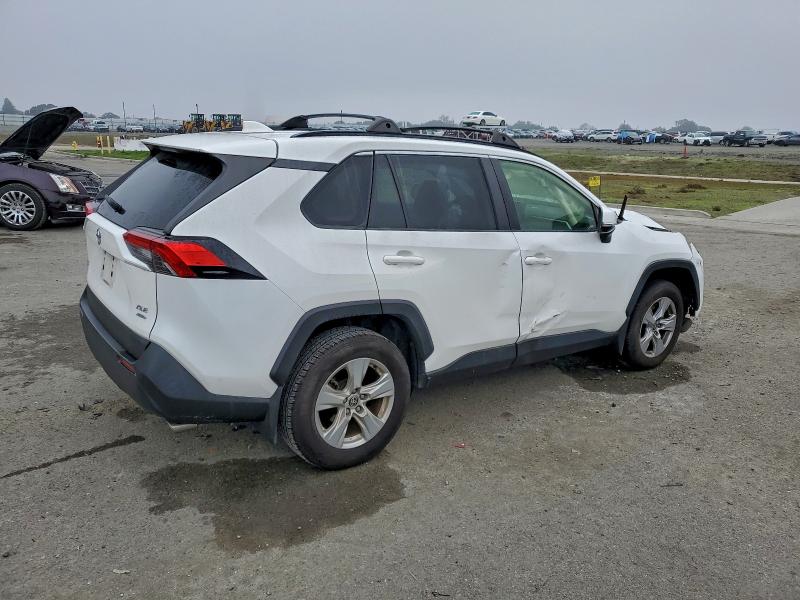 Photo 3 from auction – 2020 TOYOTA RAV4 XLE with VIN JTMP1RFV8LD060348