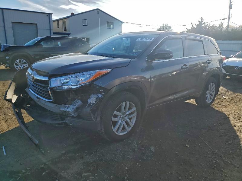 TOYOTA HIGHLANDER 2015 with VIN 5TDBKRFH7FS190325 - Photo from auction