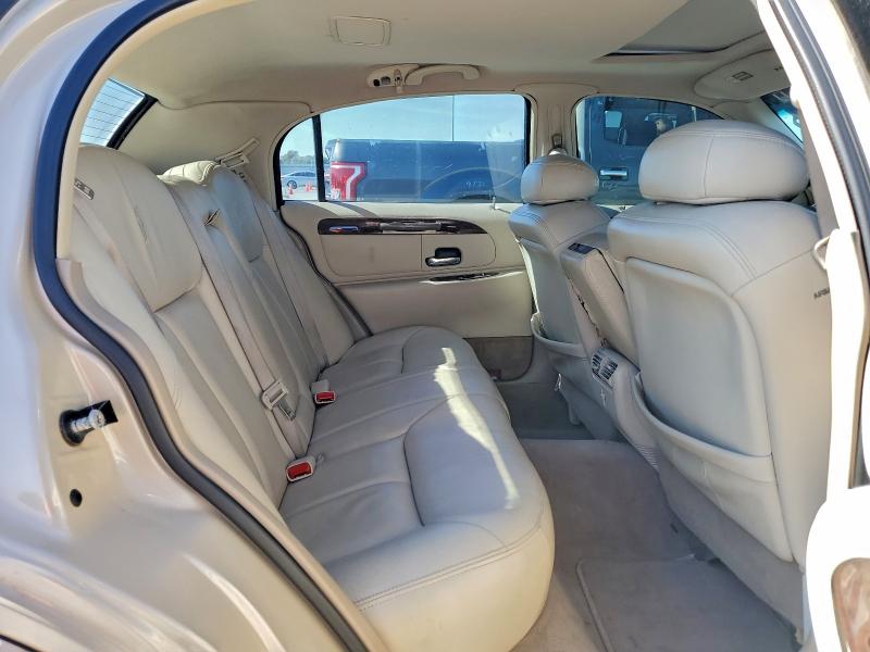Photo 10 from auction – 2000 LINCOLN TOWN CAR with VIN 1LNHM83WXYY851754