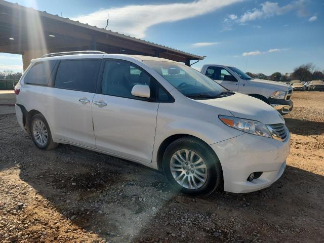 Photo 4 from auction – 2015 TOYOTA SIENNA XLE with VIN 5TDYK3DC0FS690129