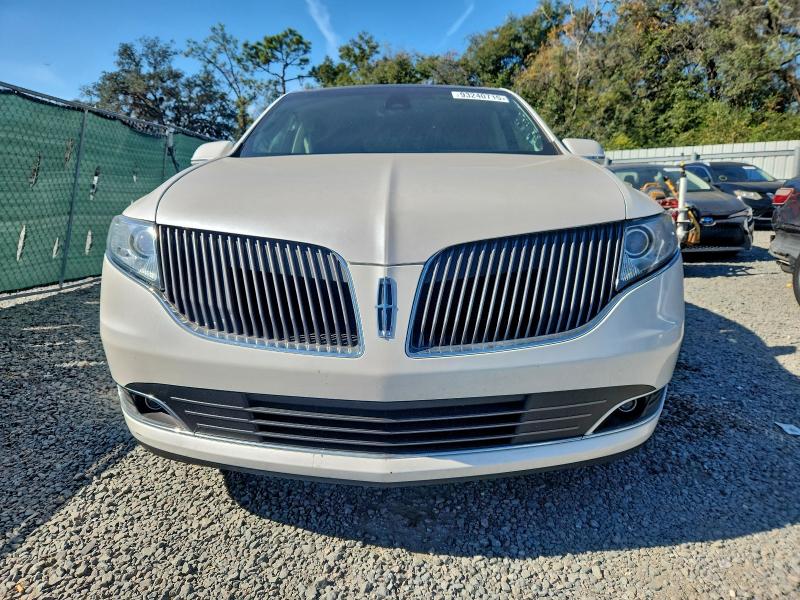 Photo 5 from auction – 2016 LINCOLN MKT with VIN 2LMHJ5AT0GBL01656