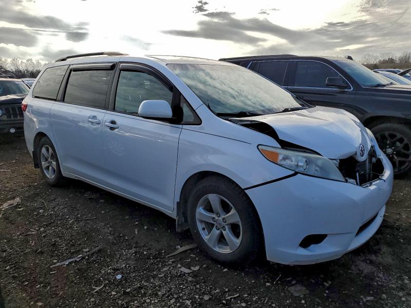 Photo 4 from auction – 2015 TOYOTA SIENNA LE with VIN 5TDKK3DC1FS570281