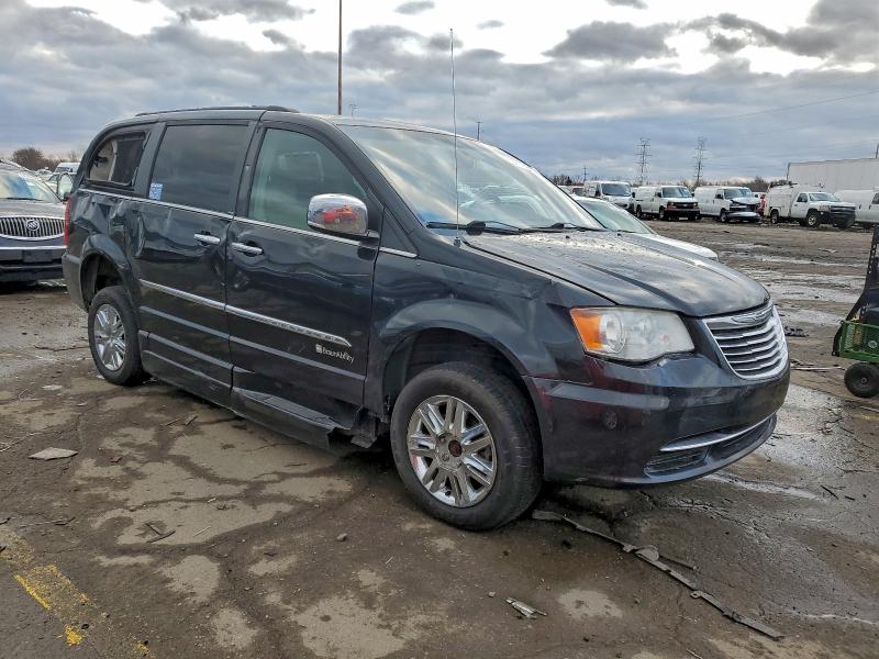 Photo 4 from auction – 2014 CHRYSLER TOWN & COU with VIN 2C4RC1CGXER344039