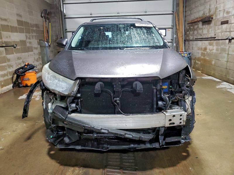 Photo 5 from auction – 2016 TOYOTA HIGHLANDER with VIN 5TDBKRFH0GS235753