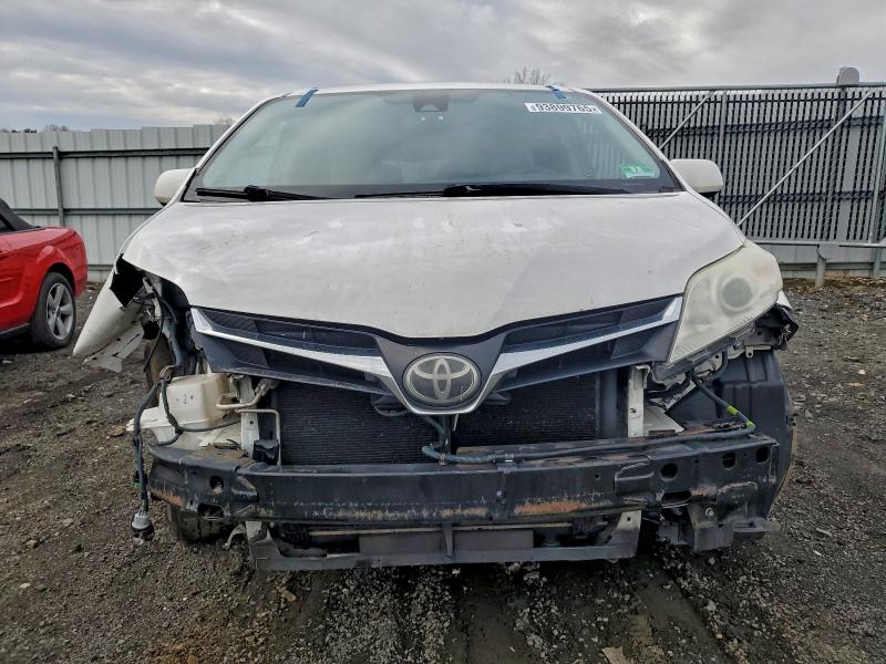 Photo 5 from auction – 2018 TOYOTA SIENNA LE with VIN 5TDKZ3DC8JS926813