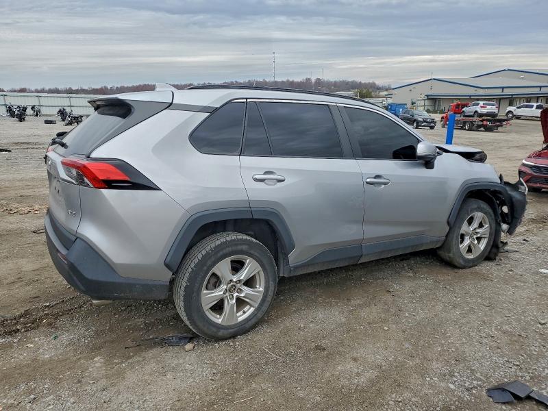 Photo 3 from auction – 2021 TOYOTA RAV4 XLE with VIN 2T3W1RFV4MC123978