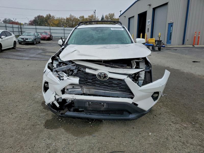 Photo 5 from auction – 2020 TOYOTA RAV4 XLE with VIN JTMP1RFV8LD060348