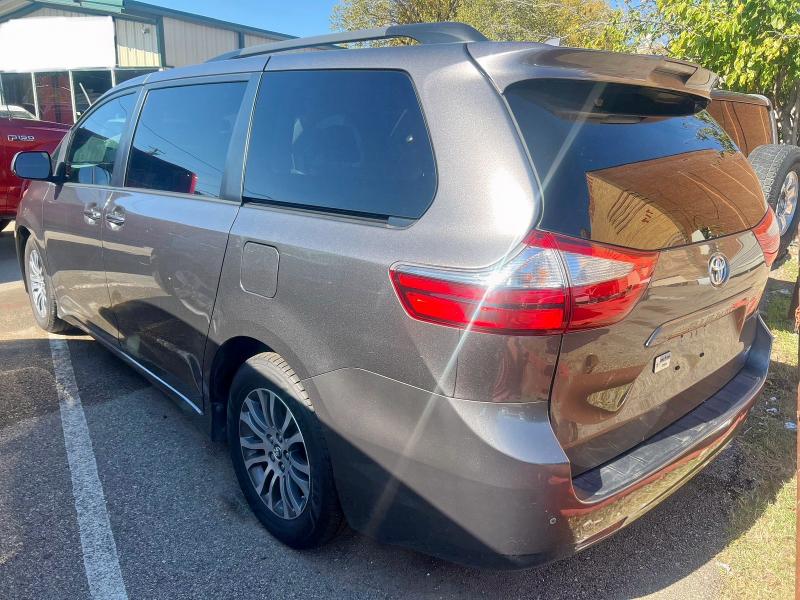 Photo 3 from auction – 2018 TOYOTA SIENNA XLE with VIN 5TDYZ3DC2JS906129